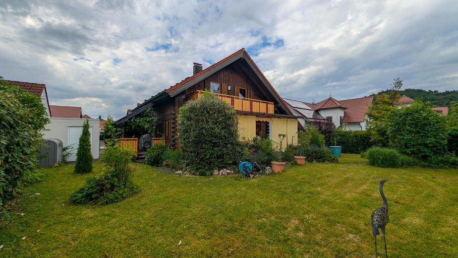 Ruhige Lage, charmantes Einfamilienhaus in kanadischer Rot-Zeder-Bauweise mit großem Garten – Foto 12