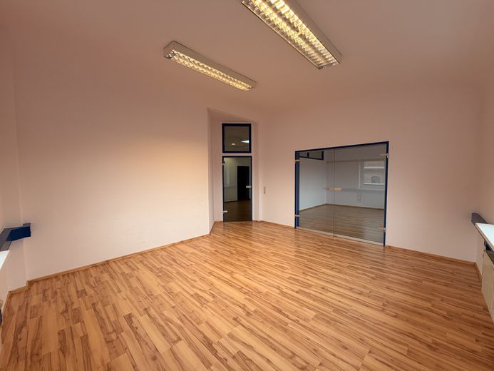 Flexible, helle Bürofläche nahe der Braunschweiger Innenstadt – Aufzug & Parkplätze – 12_Grossraum_mit_Glasabtrennun