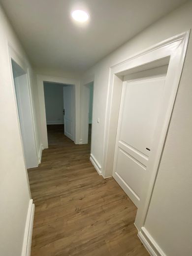 Modernisierte 4 Zimmer/Kü/Bad/Gäste WC in zentraler Kurparklage – Flur mit Wohnungseingangstür