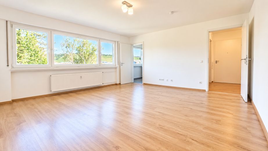 Renovierte 1-Zimmer Wohnung mit Einbauküche, Waschmaschine und Parkplatz – Wohnen / Schlafen