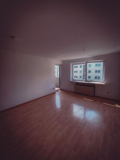 Attraktive 3-Zimmer-Wohnung in Altdorf bei Landshut – Wohnzimmer