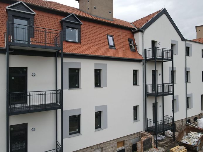 Kernsanierte 2-Raumwohnung direkt am Rosarium!
Fahrstuhl, Balkon und Fußbodenheizung!!!! – Drohnenbild