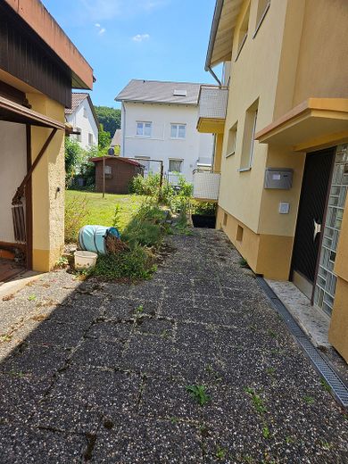Casa bifamiliare indipendente in posizione privilegiata ai margini del paese a Königsbach-Stein – Foto 3