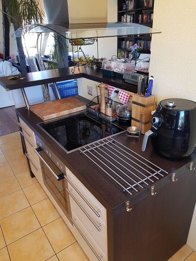 Große Dachgeschosswohnung im ruhigen Gartenhaus mit Terrasse–mitten im Samariterkiez/Friedrichshain – Küche-Kochinsel