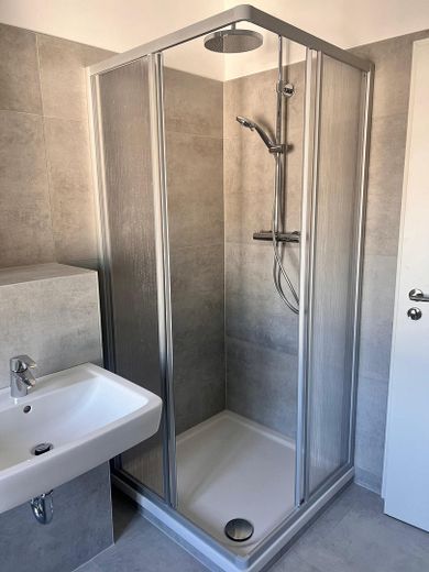 ¡Primera ocupación tras reforma! Moderna vivienda de 2 estancias con balcón y cocina equipada en el centro sur – Badbereich Dusche