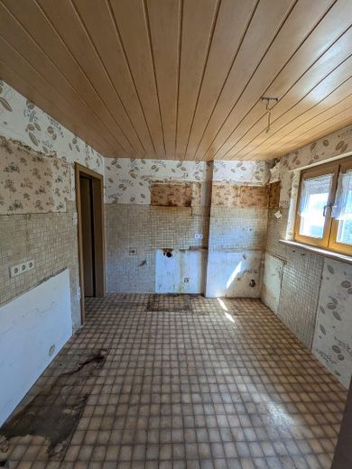 Maison mitoyenne intermédiaire à rénover dans un quartier calme – Sans commission ! – Küche