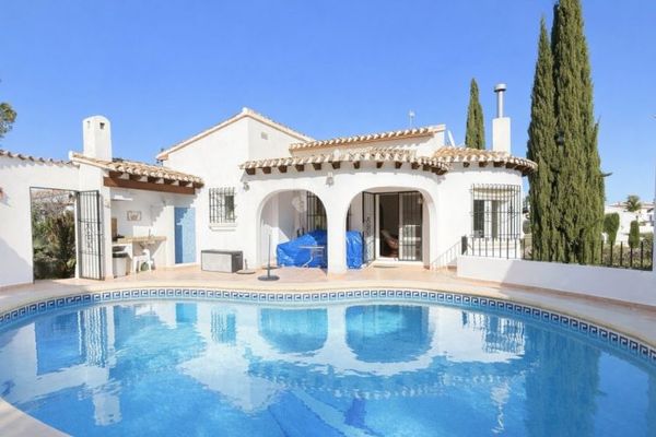 Ebenerdiges Sonnenhaus am Monte Pego mit Pool und Terrasse