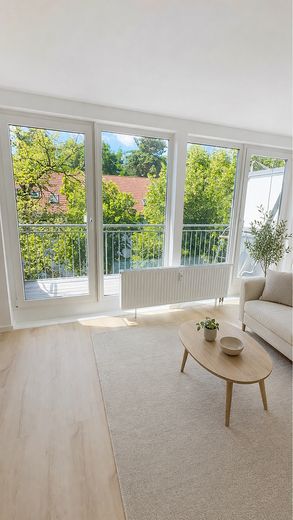Gemütlicher Rückzugsort in Zossen: 3 Zimmer, Terrasse und See direkt vor der Tür – Wohnzimmer möbliert -Visualis.