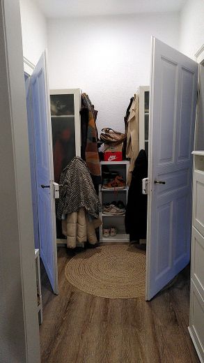 Großzügige Wohnung mit Hinterhof-Terrasse in Bahnhofsnähe – Kleiner Flur: Badtüre links
