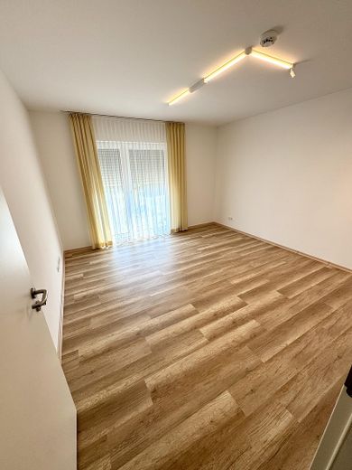 Nowoczesne mieszkanie w domu wielopokoleniowym z garażem – Schlafzimmer