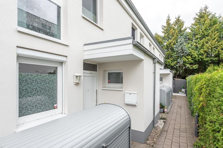Zentrales und energieeffizientes Townhouse mit Tiefgarage und Keller – Hauseingang