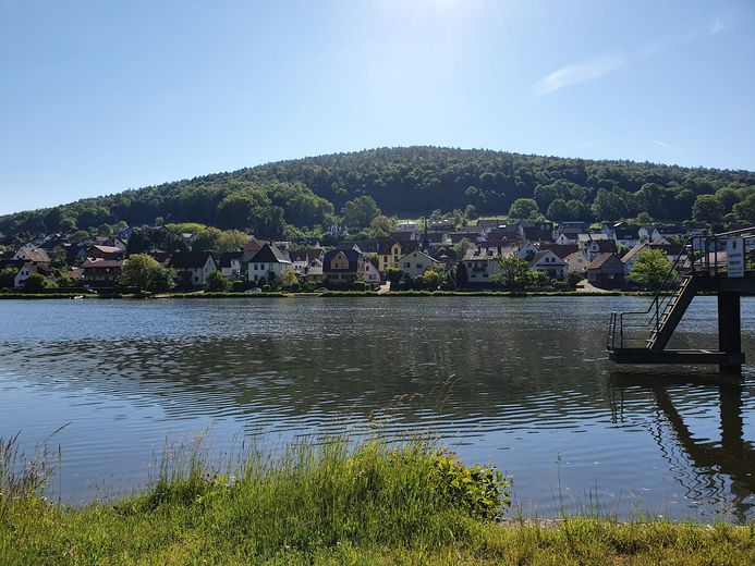Moderne 92m² Dachwohnung mit Mainblick – sofort bezugsfertig & ruhig gelegen – Idyll