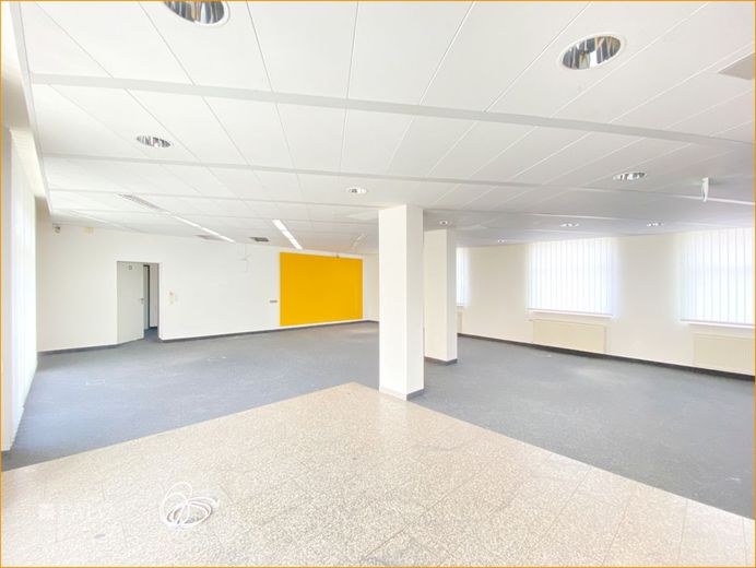 Im Zentrum von Sömmerda ideal als Firmenzentrale alle Mitarbeiter in einem Hause untergebracht – Großraumbüro vom Eingang