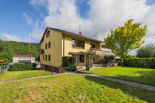 Solides Zweifamilienhaus mit tollem Grundstück in bester Lage!