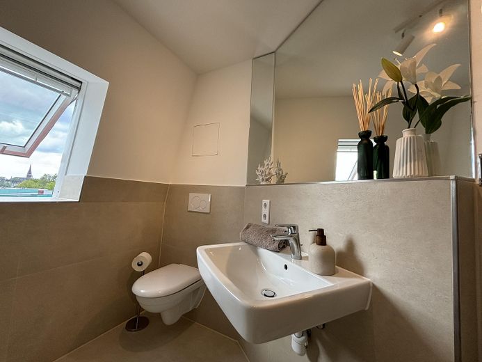 Vollmöblierte 2,5-Zimmer-Maisonette mit Tageslichtbad & Kellerraum - Neubau 2024 in Köln Mülheim! – Badezimmer