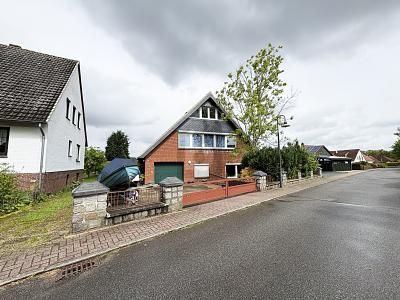 ATTRACTIVE LOCATION AND LOTS OF SPACE – 1778944960_d520d5.jpg