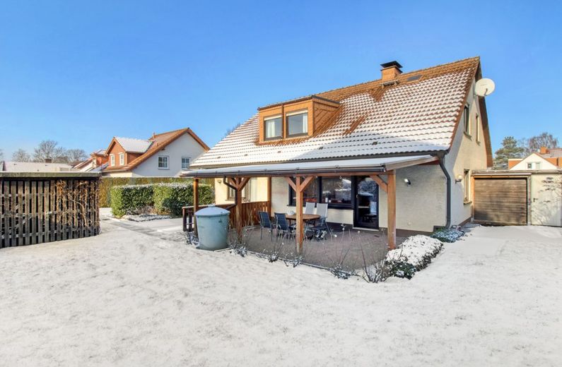 Freistehendes Einfamilienhaus mit Einliegerwohnung: Bietet Raum für vielfältige Lebenskonzepte – Titelbild