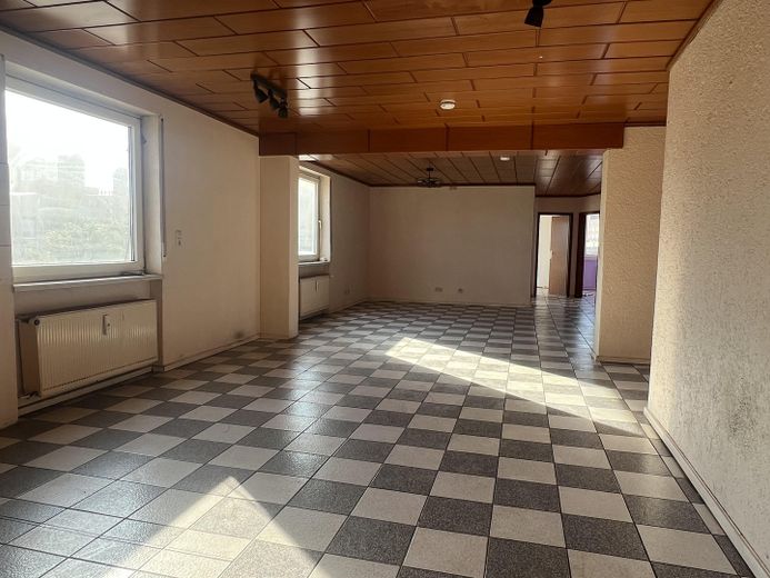 4-Zimmerwohnung im urbanen Mannheimer Industriehafen - ideal für studentische und andere WG's – Wohnzimmer