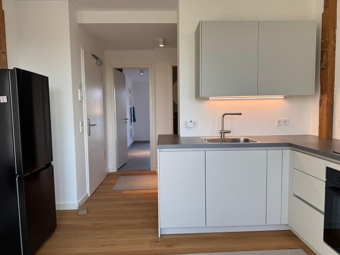 Obra nueva: Ático con terraza orientada al sur y cocina equipada - en Reinickendorf/Mitte – Einbauküche