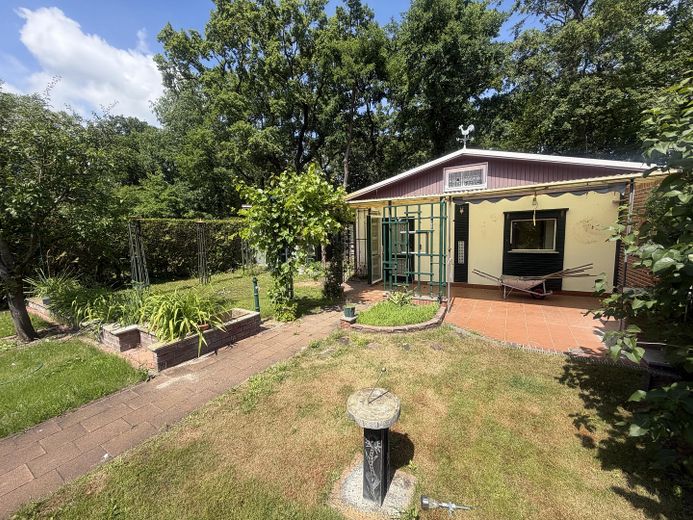 Ländliche Idylle mitten in der Stadt ! Ihr künftiges Zuhause mit herrlichem Garten und 3 Garagen ! – Doppelgarage mit Terrasse