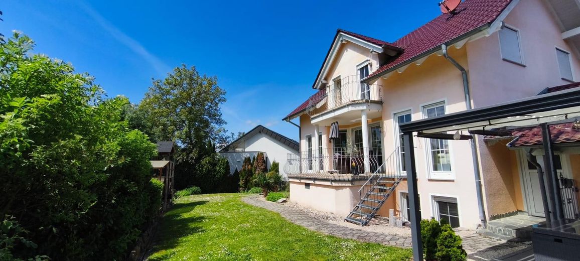 Detached single-family house with granny flat in an unobstructed location on the edge of town – Haus Südseite