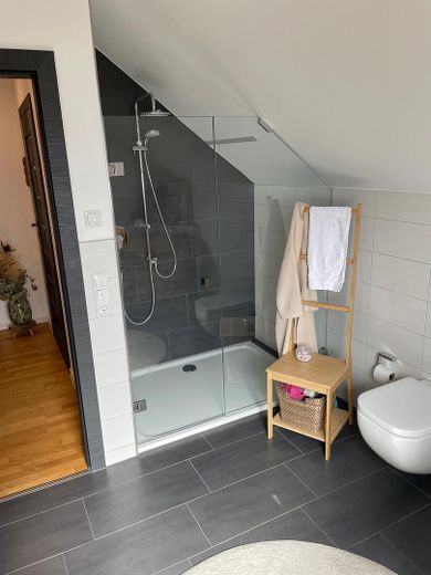 Luxuriöse 4-Zimmer-Wohnung Tegernheim, Barrierefrei mit Aufzug – Bad Eltern