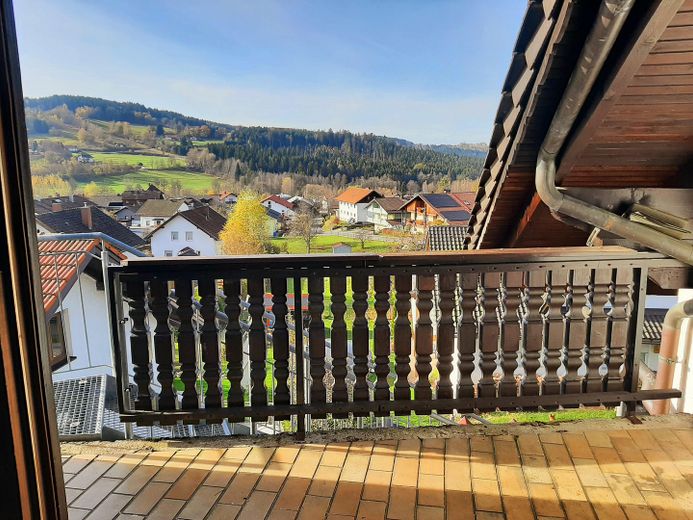 2 schöne 2-Zimmer Wohnungen mit Panoramablick, Balkon u. Küchenzeile u. 2 Duschbädern zu vermieten – DG Ausblick nach Westen