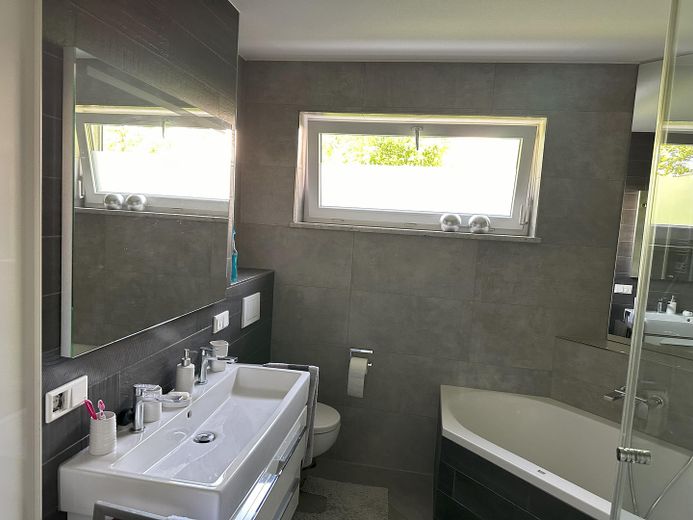 Moderne 3-Zimmer-Wohnung mit großer Terrassse und Garten – Foto 16