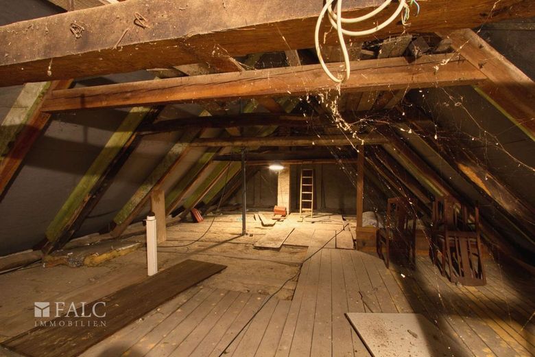 Casa residenziale solida con ampi locali accessori – ideale per artigianato e hobby – Dachboden