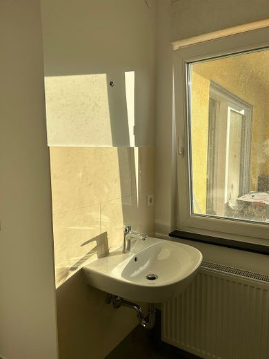 Pierwsze zasiedlenie po remoncie – Umeblowany pokój w mieszkaniu współdzielonym premium dla kobiet we Frankfurcie-Eschersheim – Bad 1 Waschtisch