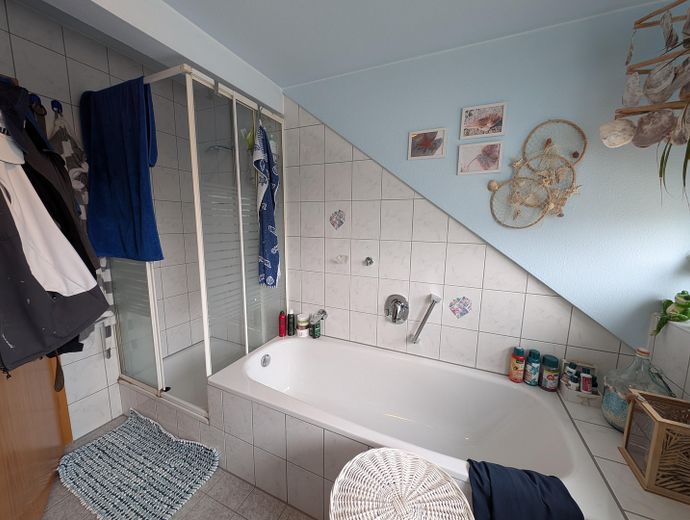 Bad mit Dusche und Badewanne