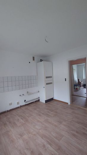 ohne Prov.: 3-Raum-Wohnung, große Küche, Bad mit Fenster, Wanne+Dusche, schön saniert+renoviert – Blick in Küche/Wg-Therme