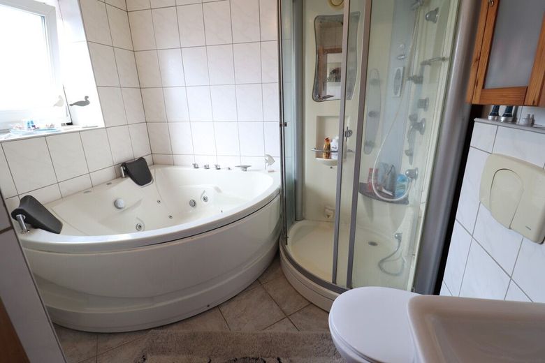 Charmantes Einfamilienhaus mit PV-Anlage und  viel Platz für die ganze Familie in Lehre ! – Badezimmer EG