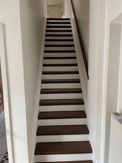 Charmantes Einfamilien-Endreihenhaus mit Garten in stadtnaher und ruhiger Lage – Treppe zum 1.OG