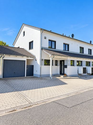 Moderne Doppelhaushälfte in Postau – 137 m² mit Garten, Terrasse & Garage – Foto 2