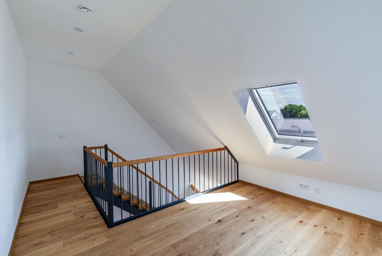 PROVISIONSFREI – Traumhafte Galerie-Wohnung im Erstbezug am Dorfplatz von Augsburg-Inningen – Galerie