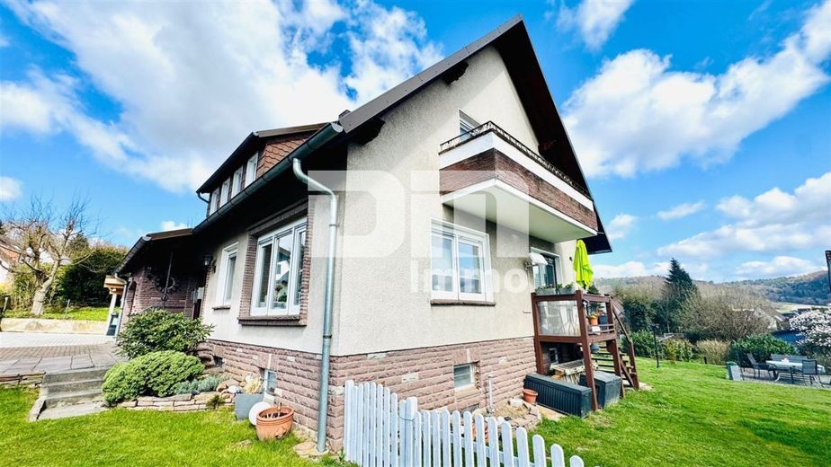 Umfangreich saniertes Ein- bis Zweifamilienhaus in idyllischer Ortsrandlage – Seitenansicht