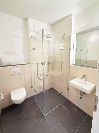 Freshly renovated in Othmarschen: 4 rooms, each with a garden door – commission-free – Duschbad, bodengleiche Dusche