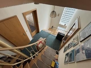 Charmant vrijstaand huis met balkon, garage en tuin – uw nieuwe thuis in Prausitz – Treppenflur DG
