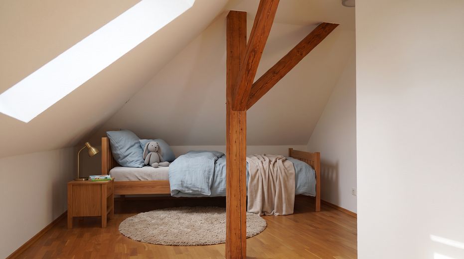 Charme historique. Confort de vie moderne. Un chez-soi avec du caractère. – Schlafzimmer 3 möbliert (KI)