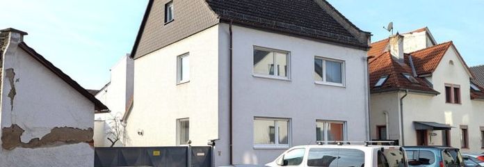 Einfamilienhaus mit Anbau, Doppelgarage und Stellplätzen