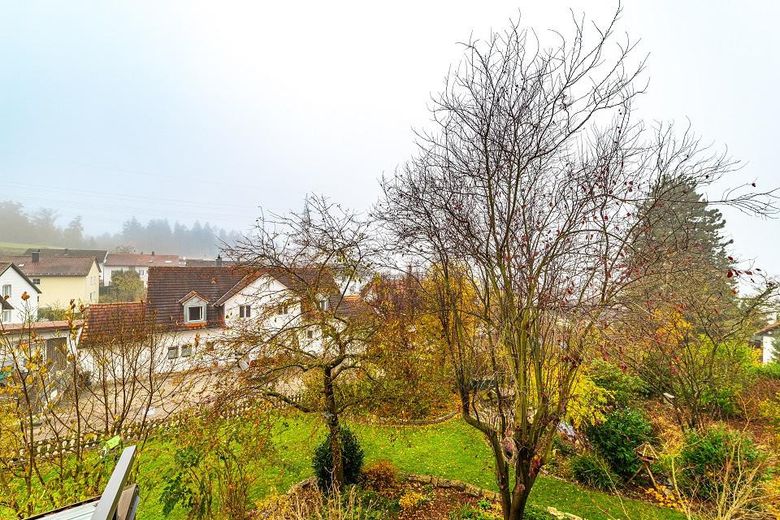 Zweifamilienhaus in Massivbau mit großem Garten in ruhiger Lage – Ausblick