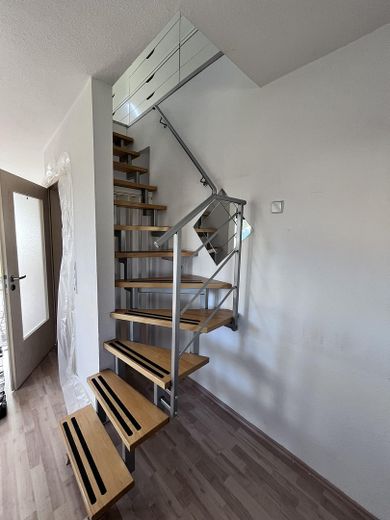 Grünhain'de satılık geniş, tam mobilyalı 2,5 odalı daire – Treppenaufgang zu DG 