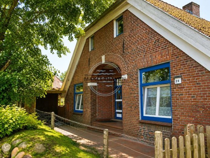 Modernisiertes Landhaus mit fünf Wohneinheiten, und großem abteilbarem Baugrundstück zu verkaufen. – Foto 1