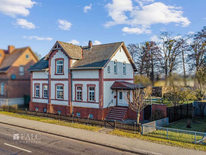 +++ Elegantes Zweifamilienhaus mit großem Garten, Badeteich inkl. Poolhaus +++ – Titel