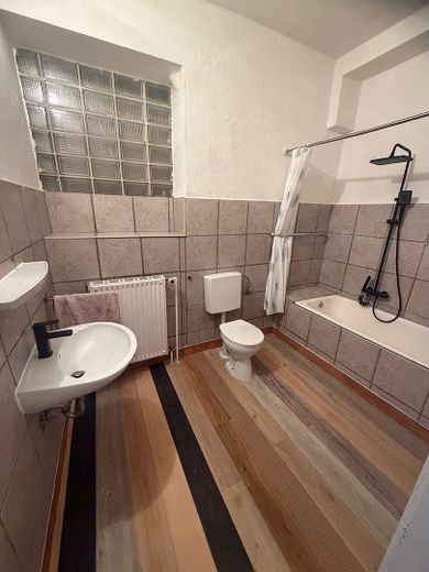 Piso de 3 habitaciones, cocina y baño cerca del aeropuerto de Hahn – Foto 3