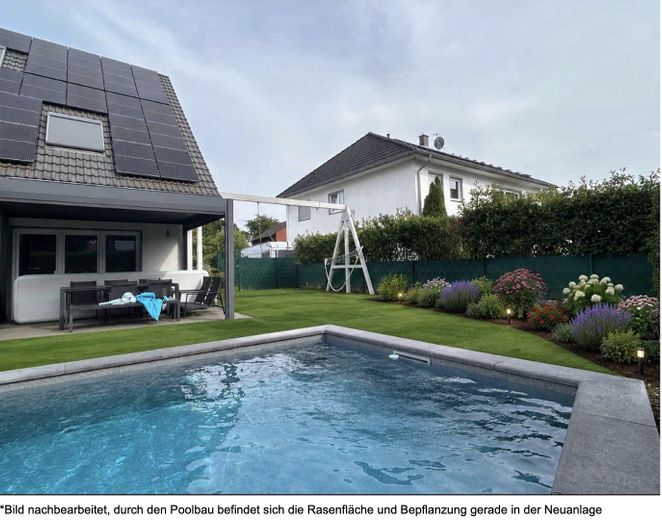 Your new home: Detached house with pool, heat pump, photovoltaic system and fireplace – Pool_Garten_Rasen mit KI