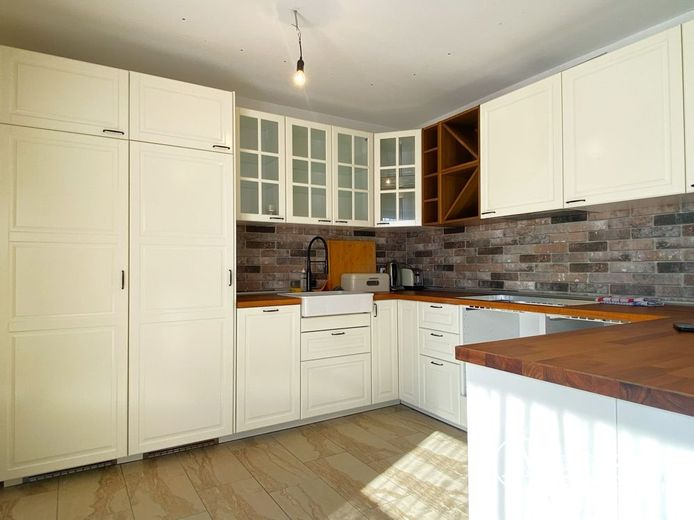 Modernes Einfamilienhaus mit Garage und großem Garten in Seenähe – Küche