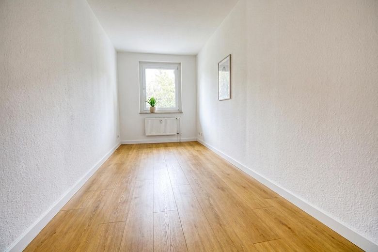 Erstbezug nach Sanierung: 4-Raum-Wohnung mit Einbauküche, Balkon & Autostellplatz – Schlafzimmer II