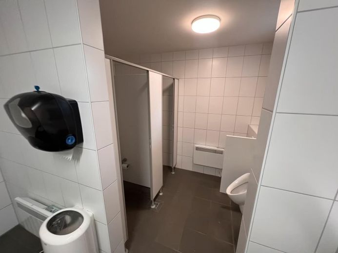 Новое коммерческое помещение (300 м²) с офисом, 1.500 м² открытой площадки и отличным подключением к A25 – Foto 9